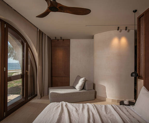 The Echo Of The Sea Beachfront Villa double bed and bedroom decorations