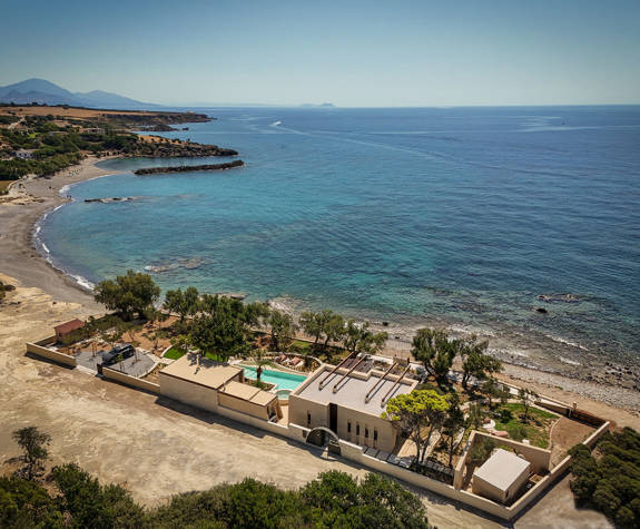 The Echo Of The Sea Beachfront Villa site view in front of the sea